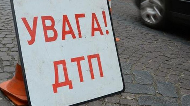 У Новограді сталася аварія: неповнолітній водій мопеда в'їхав у паркан