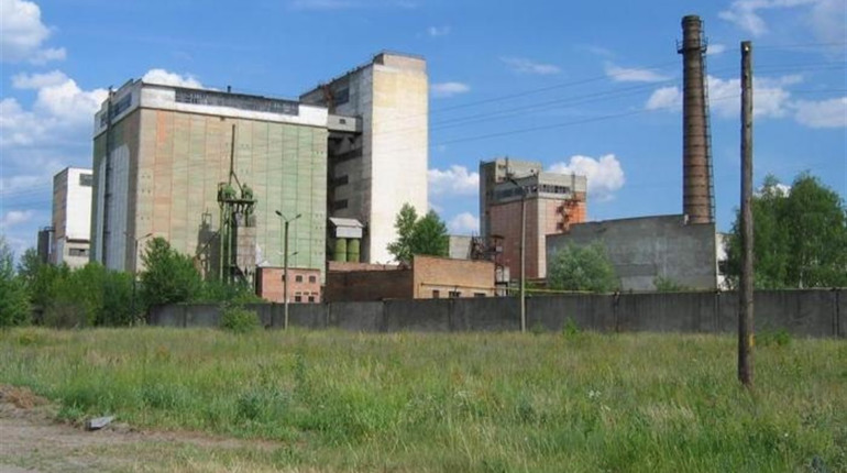 Ефектне падіння: у Сарнах зруйнували висотну будівлю
