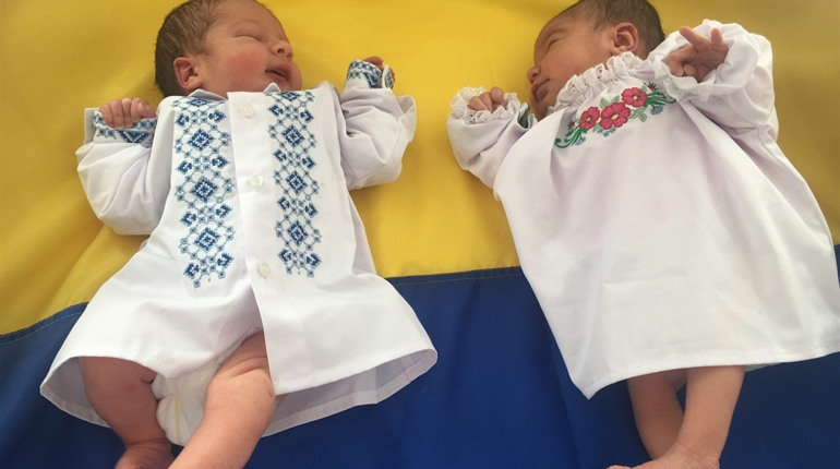 У Калинівці новонароджених одягнули у вишиті сорочки