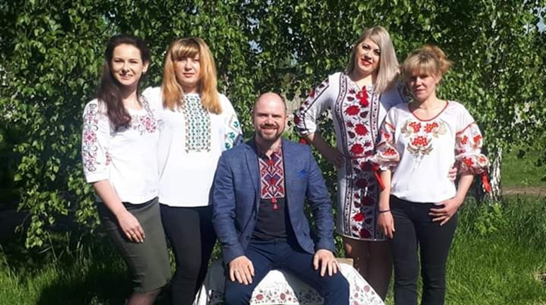 Одяг, сумочки та посуд: як шосткинці відсвяткували День вишиванки