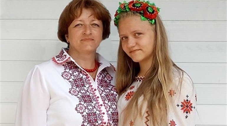 Оберіг роду: бабусина вишиванка з родини Стоянівських, благословивши два покоління,  чекає на третє