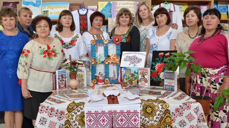 На роботу, як на свято: у якого колективу вишиванка краща?