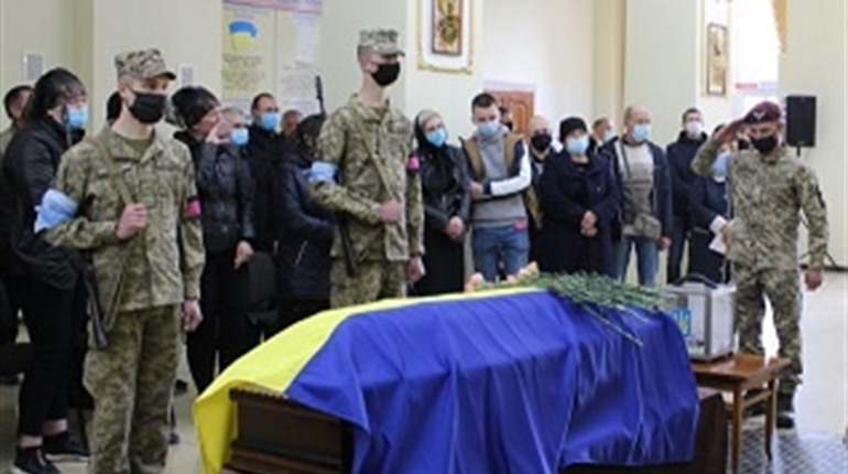 Навік 18: через 6 років по смерті у Славуті поховали захисника Луганського аеропорту Сергія Тимощука