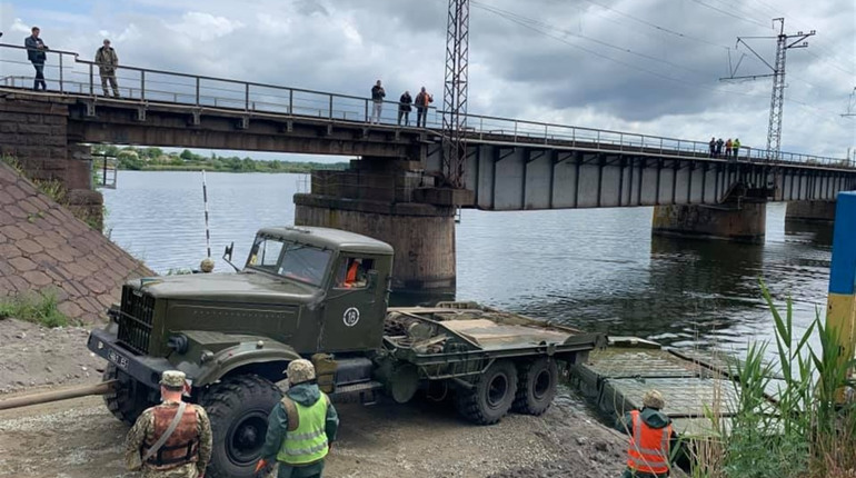 В Никопольском районе началось строительство понтонного моста: видео