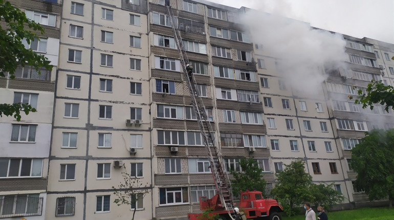 По вулиці Висоцького горіла багатоповерхівка: врятували 6 людей, з них – двоє дітей