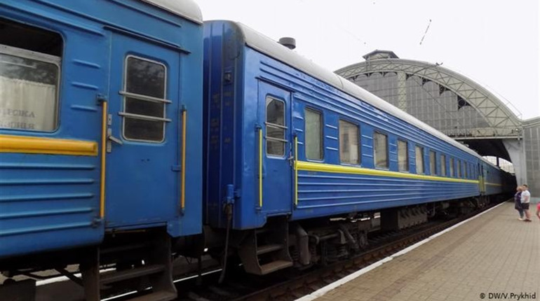 Укрзалізниця розпочала продаж білетів на деякі поїзди: що треба знати попаснянам