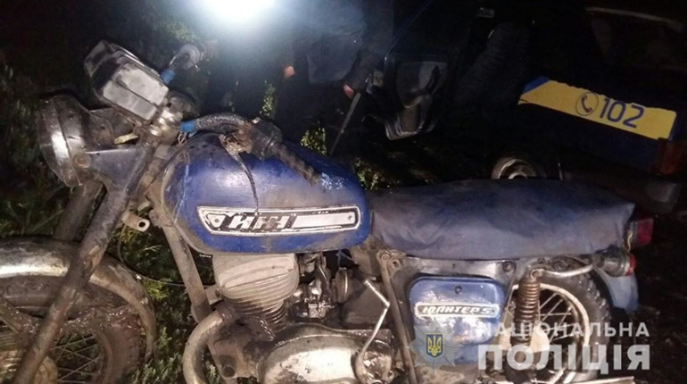 Вивів мотоцикл з чужого двору: на Близнюківщині молодика затримали за крадіжку