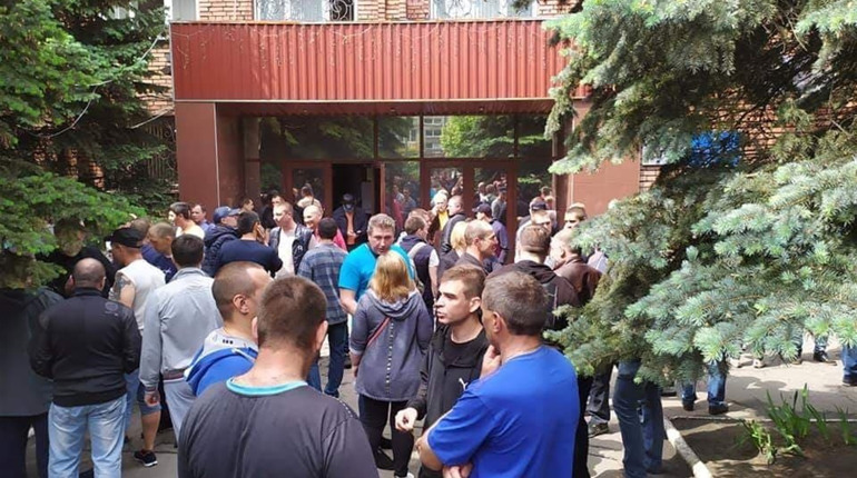 Шахтарі Добропілля вийшли на протест через подовження простою шахт до 1 липня