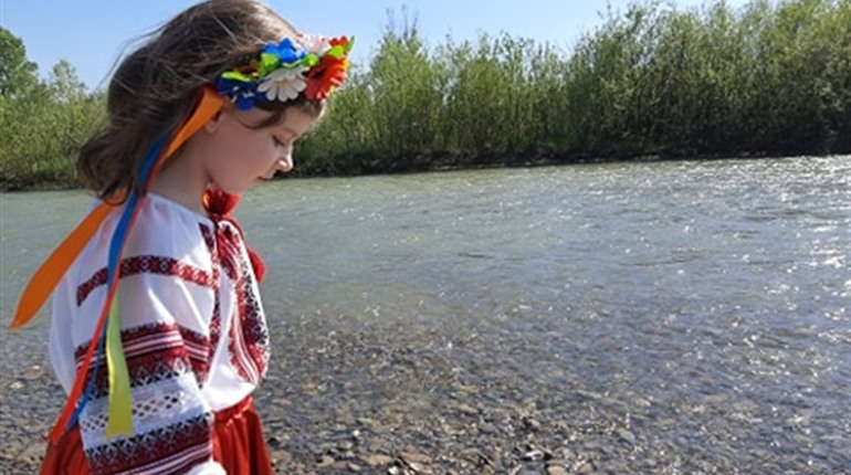 Переможці фотоконкурсу "Вишиваний настрій" отримали подарунки від спонсорів