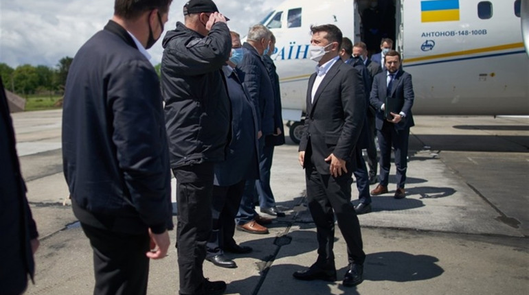 Літак Володимира Зеленського приземлився у Старокостянтинові