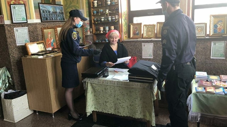 Поліцейські нагадали жителям району напередодні Трійці про необхідність дотримання  карантину 