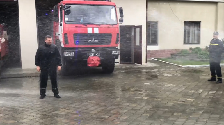Як чортківські рятувальники свого колегу на заслужений відпочинок відправляли (+відео)