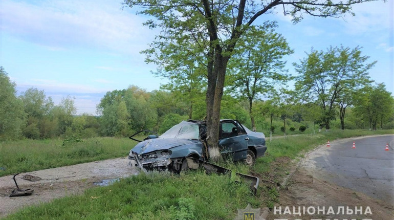 У Вараші внаслідок зіткнення автомобіля із деревом травмувалось двоє молодих чоловіків