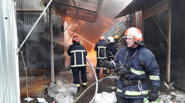Жителя Кіцманщини визнали винним у загоранні килимового сектору Калинівського ринку у 2018 році