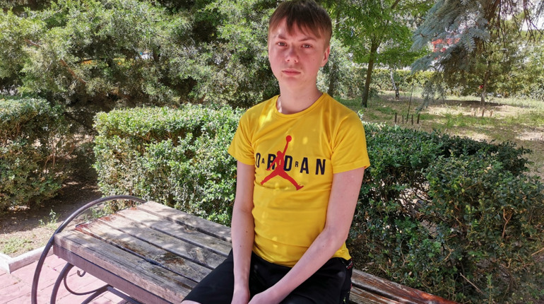 14-річний Єгор Краснов потребує допомоги, аби побороти страшну недугу 