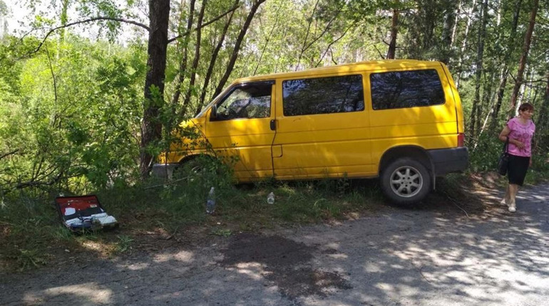 Неподалік Дубник мікроавтобус врізався в дерево: один пасажир помер на місці, інші – ушпиталені