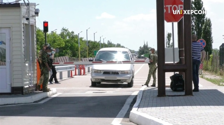 Від сьогодні працюють всі три КПВВ з Кримом