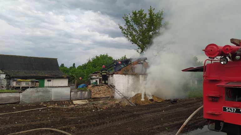 У Старокостянтинові блискавка влучила у будівлю. Довелось викликати рятувальників