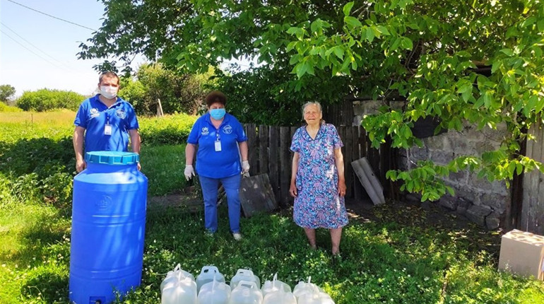 У селі під Торецьком люди збирали дощову воду, щоб пити. Але їм допомогли