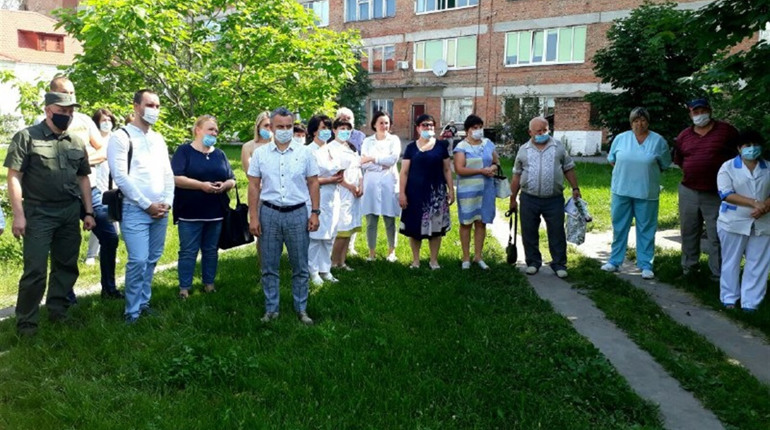 Під музику військового оркестру у Шостці із професійним святом привітали  медиків