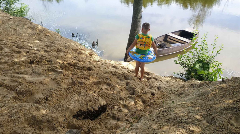 На Конотопщині активісти розчистили територію та облаштували пляж. Фото