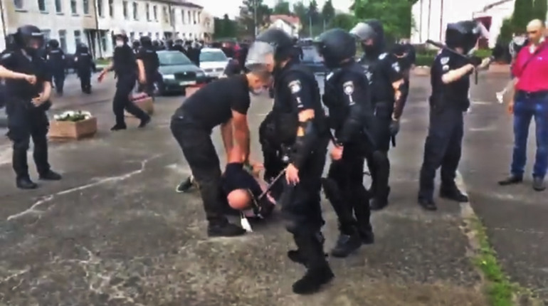Постріли у повітря та вибух: чим закінчився прийом громадян нардепа в Березному