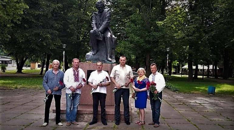 "Батьківщина" поклала квіти до пам'ятника Т.Г.Шевченку  з нагоди відзначення Дня Конституції України