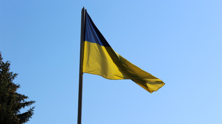 До Дня Конституції у Троїцькому  урочисто підняли державний прапор України