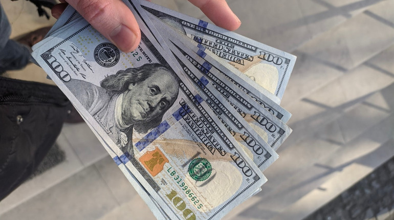 Забрали у діда 10 тисяч гривень та 900 доларів США, представившись працівниками пенсійного фонду