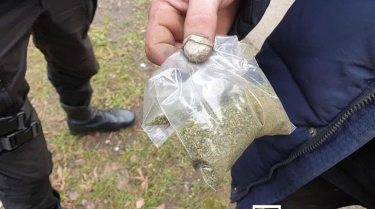 Поліція бореться з розповсюдженням наркотиків 