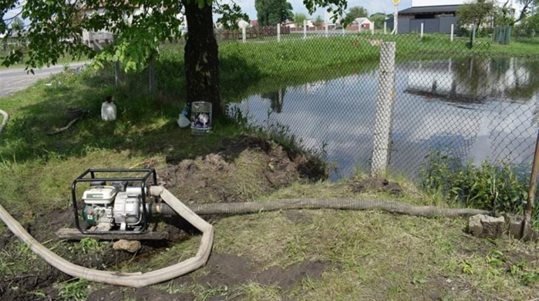 Нічний потоп: у Сарнах рятувальники відкачують воду з дворів