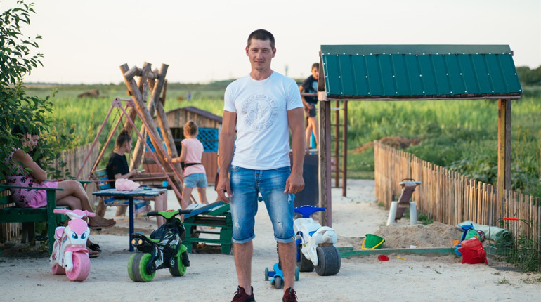 Якщо хочеш змінити світ - почни з себе. Як скадовчанин власноруч побудував дитячий майданчик 