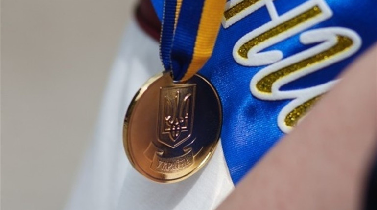 Золото і срібло: хто з випускників Новограда цього року отримав медалі