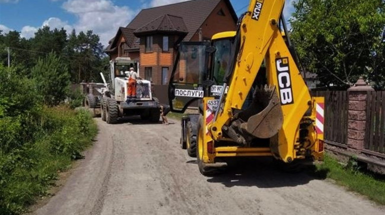 Робота на вулицях: де вирівняли дорогу та покращили освітлення в Сарнах