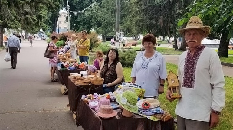 Ажурні берети та ляльки-мотанки: що можна побачити й придбати на «Алеї майстрів» у Конотопі