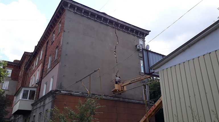 У будинку по Свободи, 35 тріснула стіна. Чи варто боятись обвалу