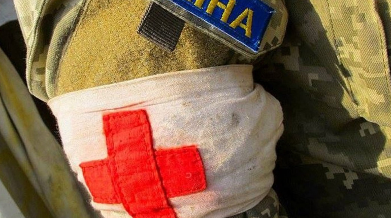На Донбасі під час евакуації тіла загиблого українського воїна вбили військового медика