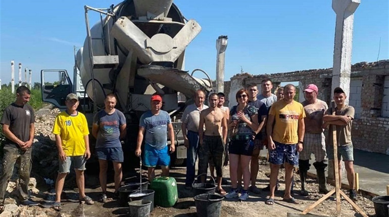 У Переяславі триває будівництво постійного притулку для собак. Там уже є вода!
