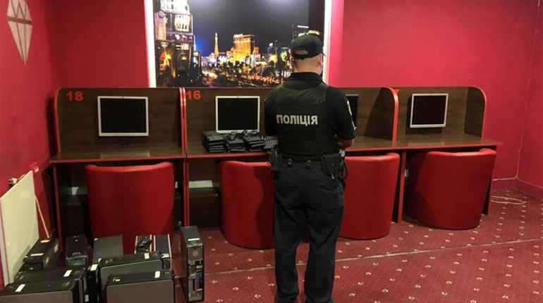 Під прикриттям кафе: у центрі Новограда закрили нелегальний ігровий заклад