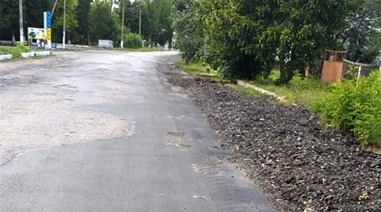В Орільці шляховики ремонтують вулицю Перемоги, а невідомі - засипають найбільші ями сміттям