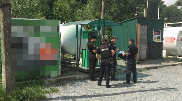 У Новограді накрили дві нелегальні заправки