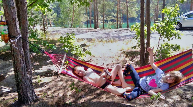 Халабуди, мечі з палок, яблука з чужого саду. Як діти різних поколінь розважалися на Менщині
