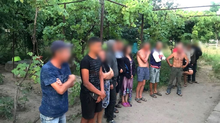 Примушував безоплатно працювати по 15 годин: на Скадовщині поліція затримала "рабовласника"