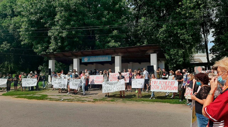 Фото дня: у Попівці відбулася мирна акція протесту. Вимагали зупинити сморід