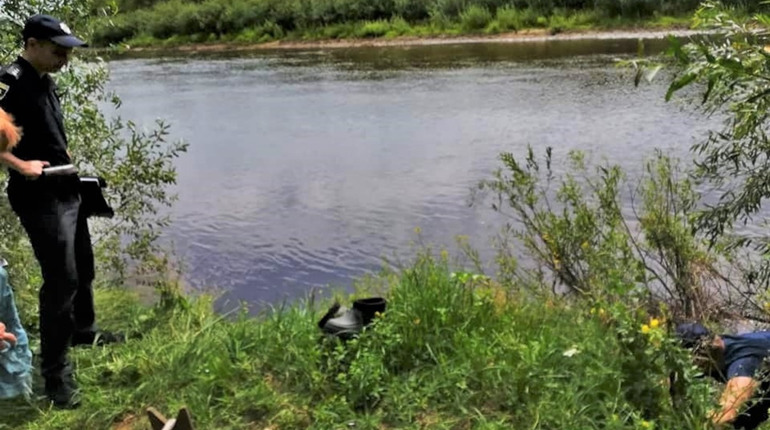 Рятувальники витягнули мертвого рибалку з річки