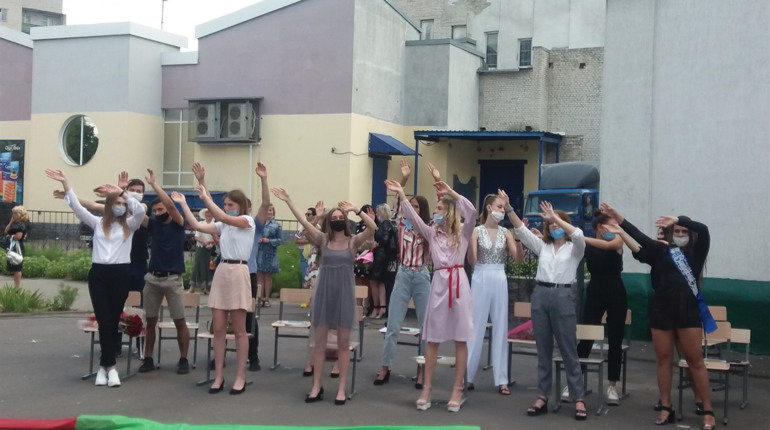 З карантинними обмеженнями у шосткинській гімназії вручали свідоцтва випускникам