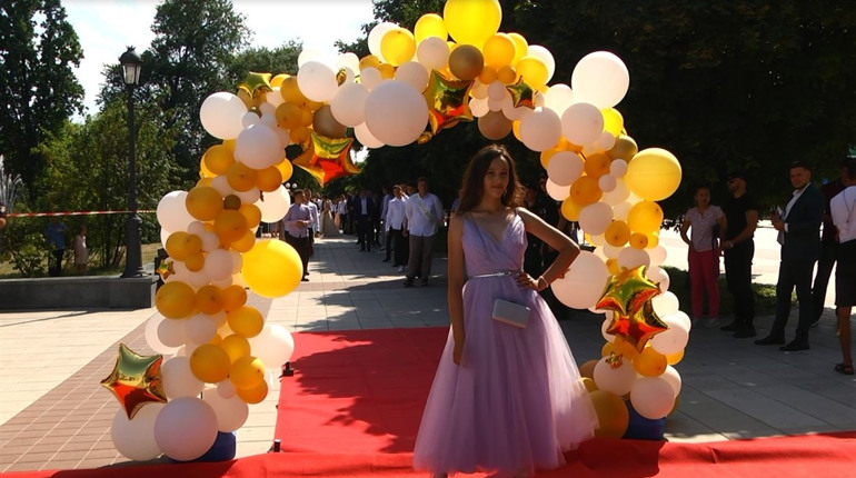 Дефіле на червоній доріжці: в Умані привітали випускників 2020 