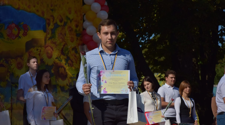 У Волновасі медалісти отримали подарункові сертифікати на 1000 гривень