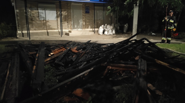 У Нетішині через загоряння будівельного сміття ледь уцілів магазин