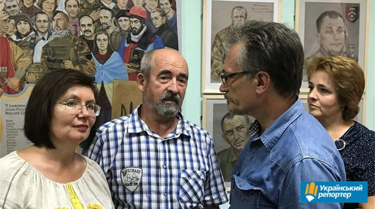 Портрети з фронту: у Києві відкрили виставку з картинами воїнів 30 бригади